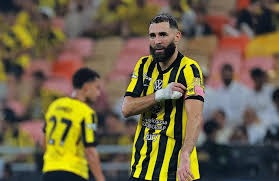 牛逼，年龄大，数据漂亮，效率高，特别那个接近平框的空接和抢断都太漂亮了